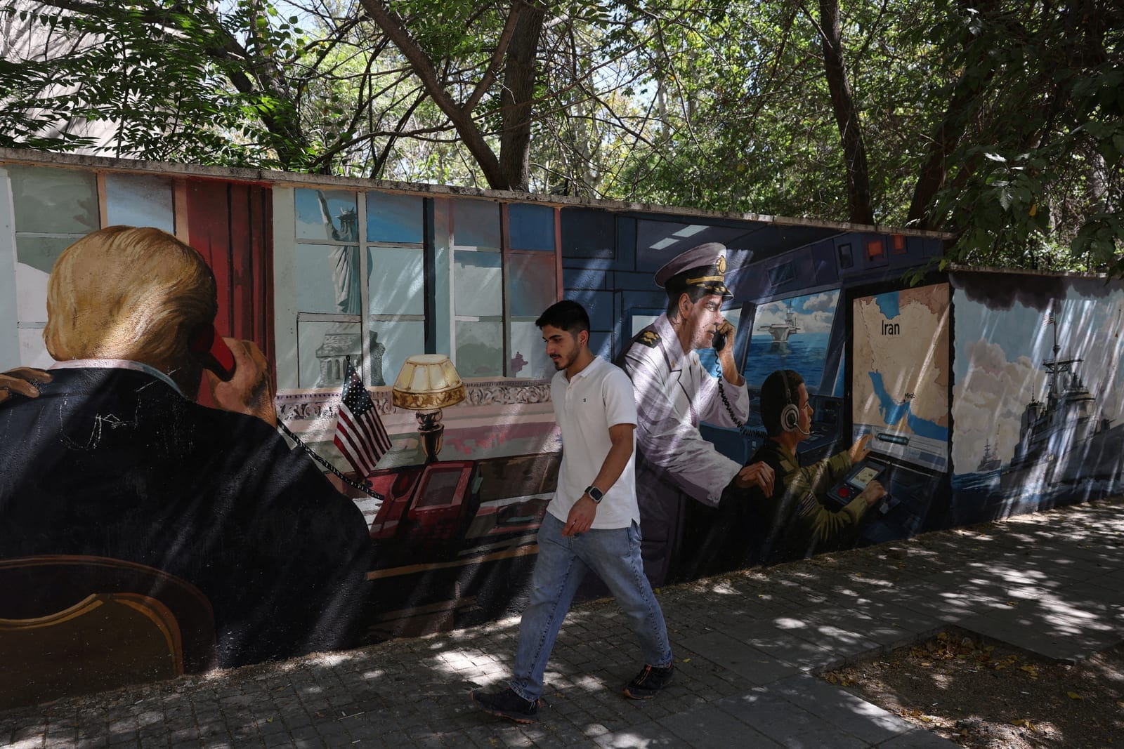 A man walks past an anti-U.S. mural in Tehran, Iran, September 23, 2026. Majid Asgaripour/WANA (West Asia News Agency) via REUTERS REUTERS/Majid Asgaripour