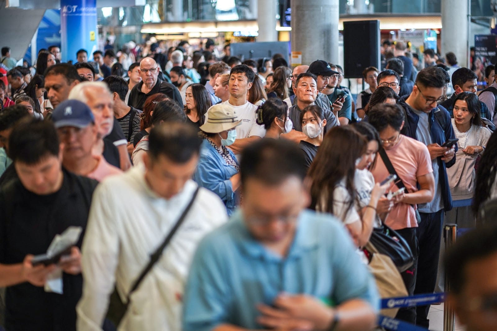Passengers queue to claim baggage from Thai Airways flights at Suvarnabhumi International Airport, after heavy rain and flooding disrupted the airline's ground operations, in Bangkok, Thailand, September 29, 2026. REUTERS/Athit Perawongmetha