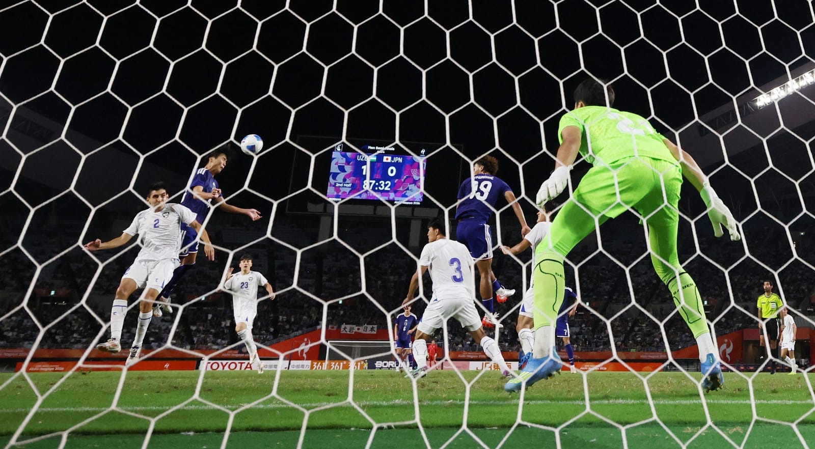 Asian Games - Aichi-Nagoya 2026 - Football Men Semi-Finals - Japan v Uzbekistan - Nagai Stadium, Osaka, Japan - September 30, 2026 Japan's Sena Ishibashi scores their first goal past Uzbekistan's Samandar Muratbaev REUTERS/Andrew Boyers
