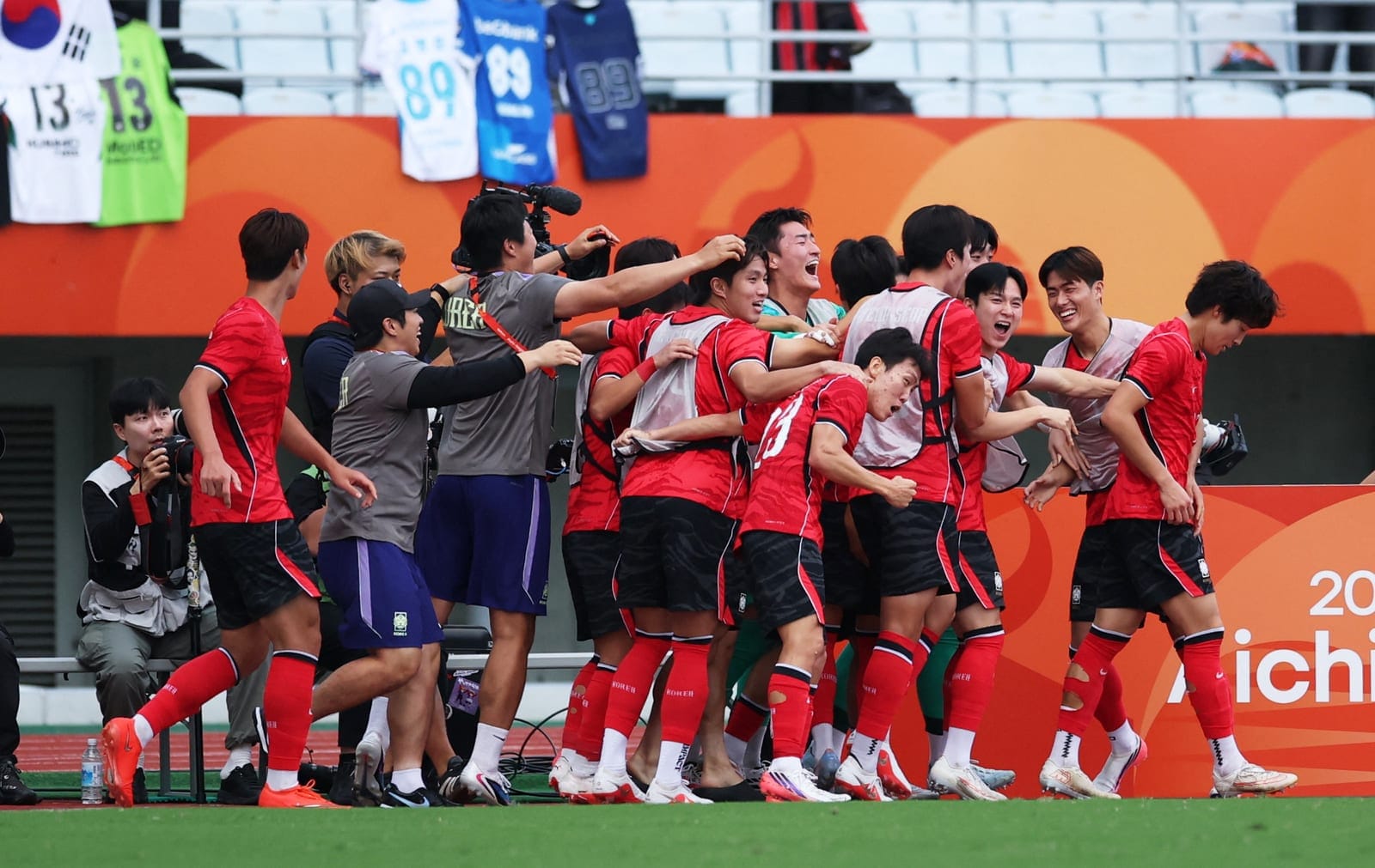 Asian Games - Aichi-Nagoya 2026 - Football - Men's Semi-Final - South Korea v China - Nagai Stadium, Osaka, Japan - September 30, 2026 South Korea's Junho Bae celebrates scoring their second goal with teammates REUTERS/Andrew Boyers