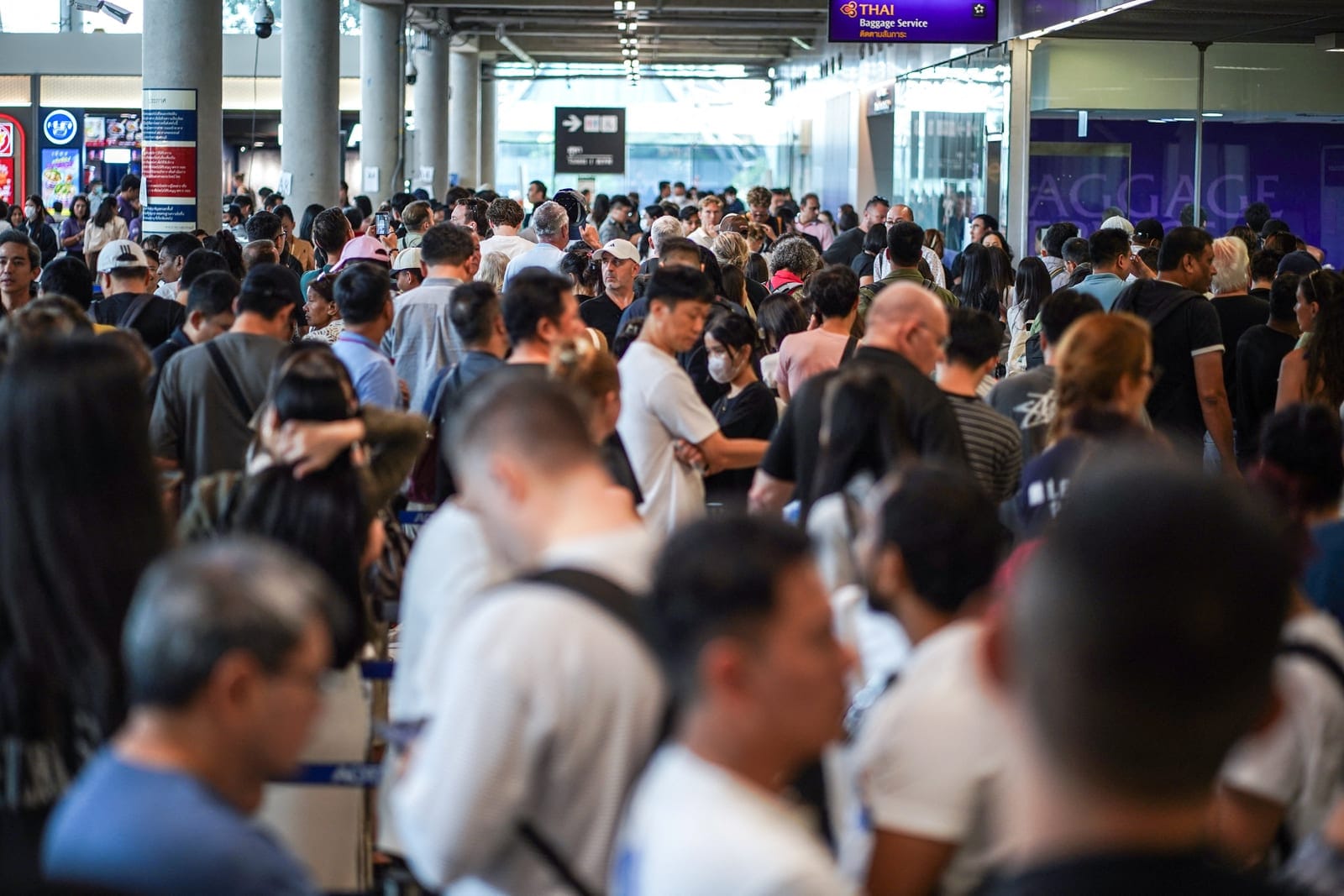 FILE PHOTO: Passengers queue to claim baggage from Thai Airways flights at Suvarnabhumi International Airport, after heavy rain and flooding disrupted the airline's ground operations, in Bangkok, Thailand, September 29, 2026. REUTERS/Athit Perawongme