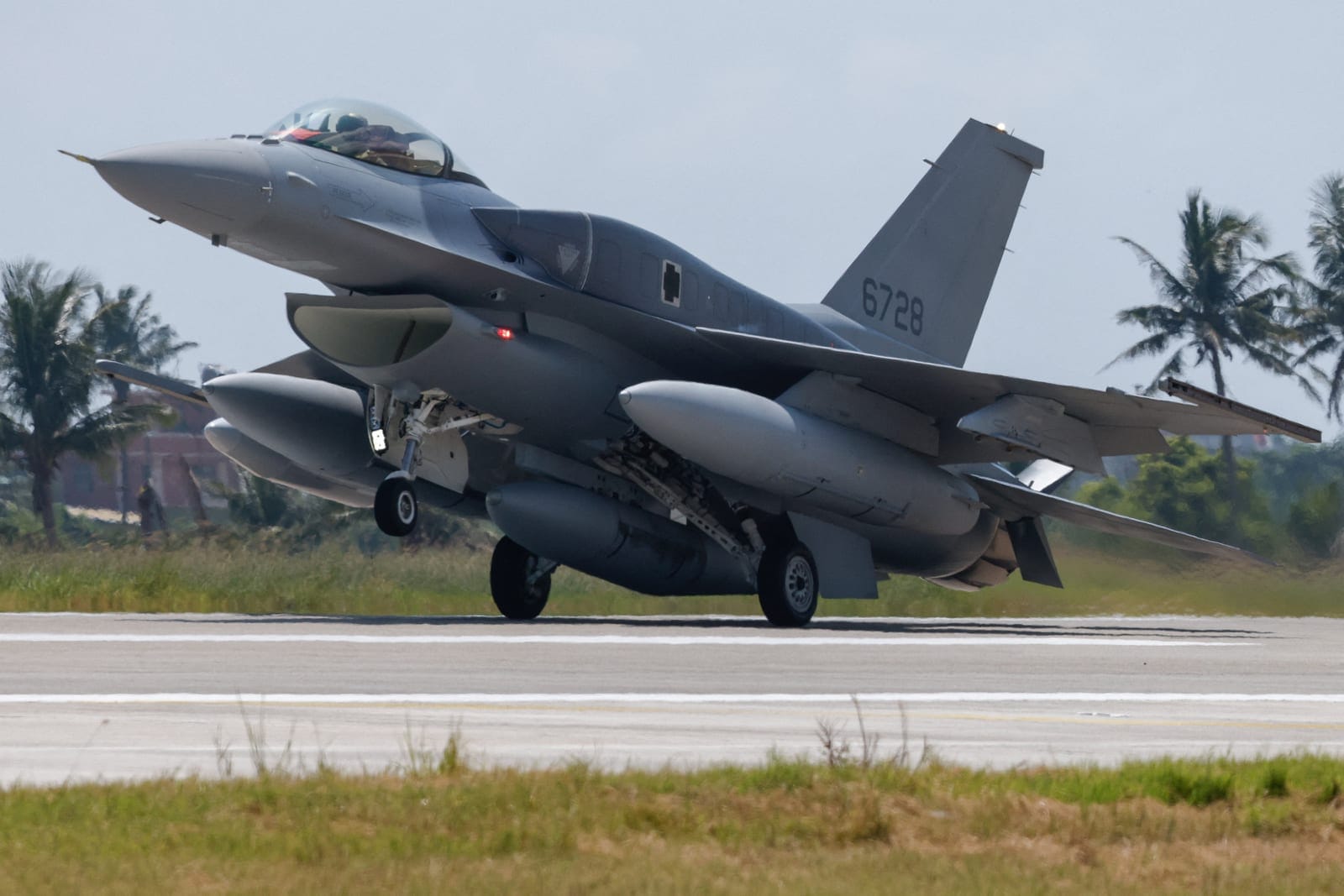 A Lockheed Martin F-16V fighter jet lands at Taitung's Chihhang Air Base in Taitung, Taiwan, October 2, 2026. REUTERS/Ann Wang