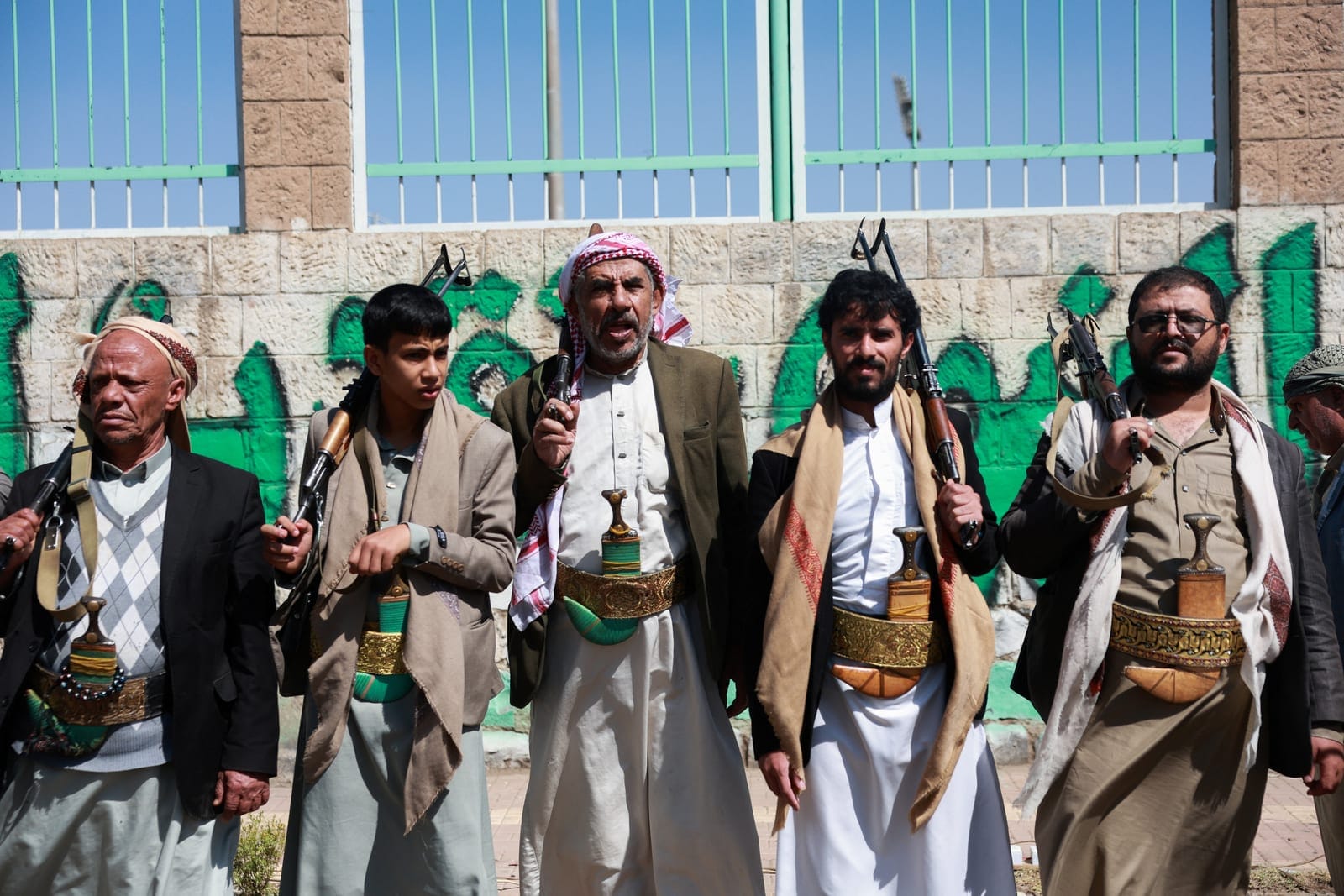Houthi supporters carry weapons as they gather in solidarity with the movement as fighting intensifies across several fronts, in Sanaa, Yemen October 7, 2026. REUTERS/Mohammed al-Mahdi