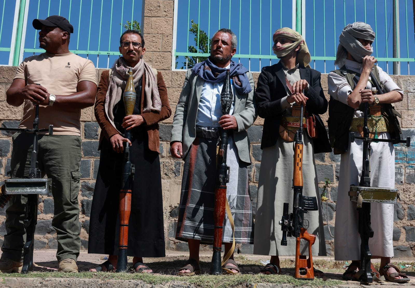Houthi supporters hold weapons as they gather in solidarity with the movement as fighting intensifies across several fronts, in Sanaa, Yemen October 7, 2026. REUTERS/Mohammed al-Mahdi