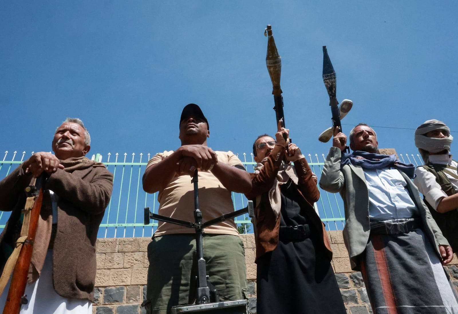 Houthi supporters carry weapons as they gather in solidarity with the movement as fighting intensifies across several fronts, in Sanaa, Yemen October 7, 2026. REUTERS/Mohammed al-Mahdi
