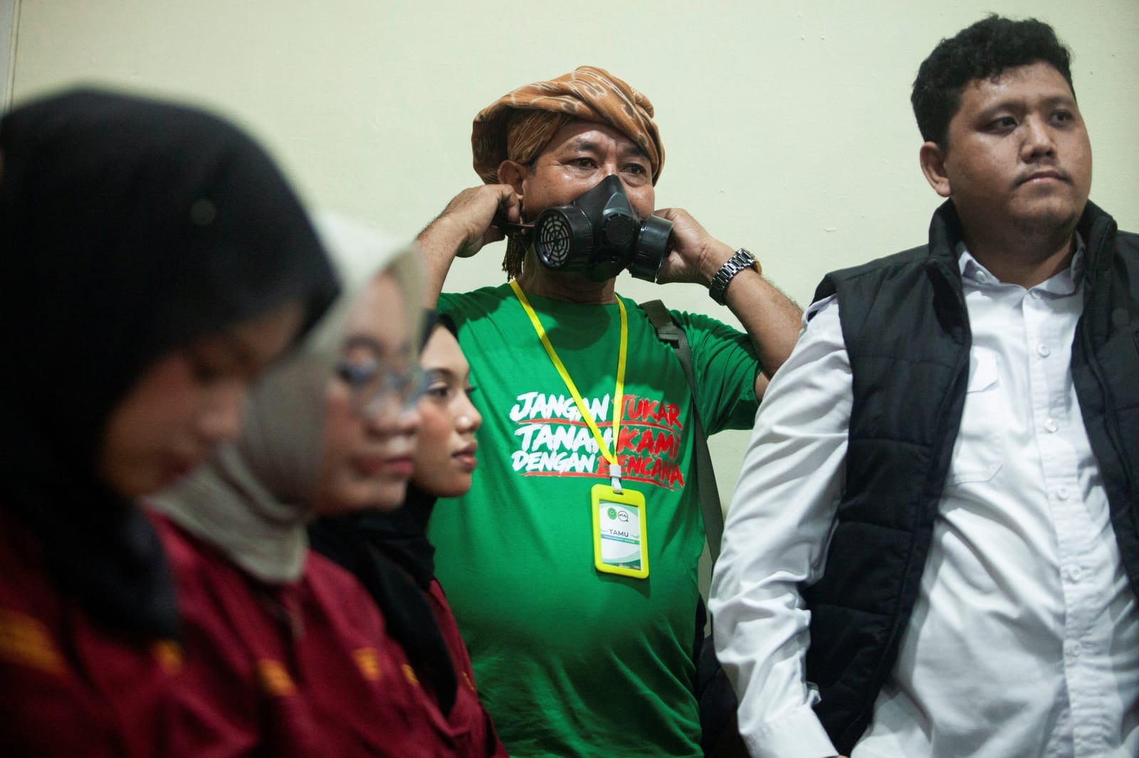 A member of an indigenous organisation wears a gas mask as he attends the first hearing of a class action lawsuit over the government's handling of forest and land fires at the Pontianak District Court in Pontianak, West Kalimantan province, Indonesi