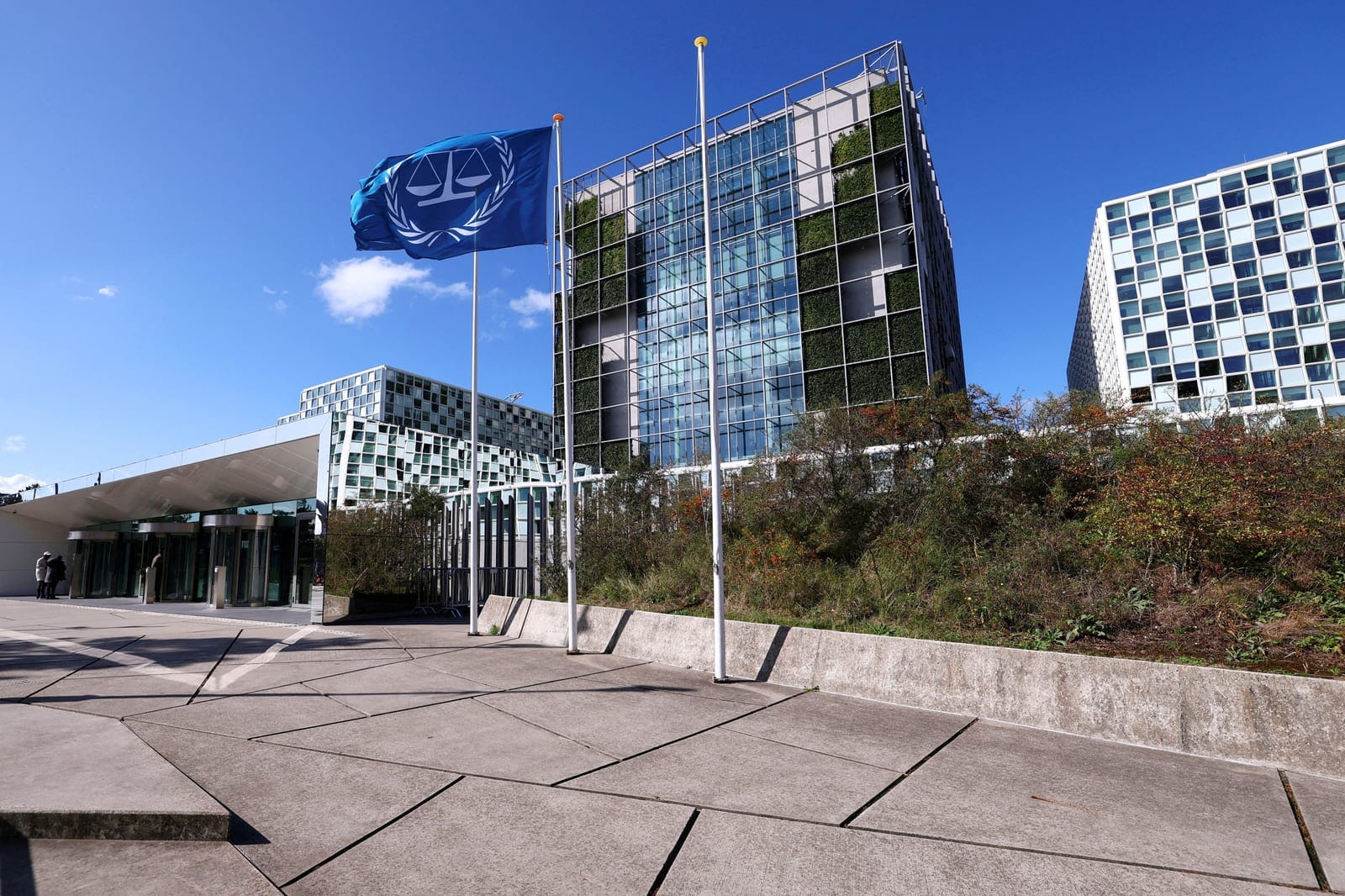 FILE PHOTO: People stand outside the International Criminal Court (ICC), in The Hague, Netherlands, September 22, 2025. REUTERS/Piroschka van de Wouw/File Photo