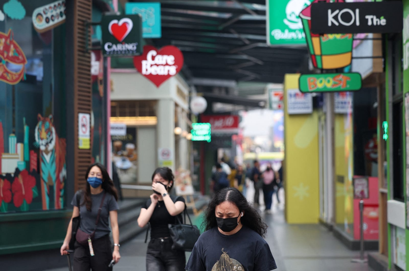 People wear face masks on a hazy day caused by regional wildfires in Kuala Lumpur, Malaysia, October 9, 2026. REUTERS/Hasnoor Hussain