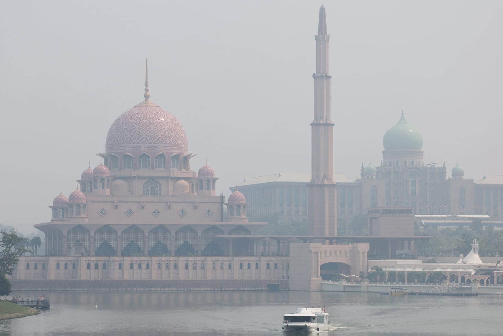 Putra Mosque and Malaysia's Prime Minister's Office shrouded in haze from regional wildfires in Putrajaya, Malaysia, October 7, 2026. REUTERS/Hasnoor Hussain
