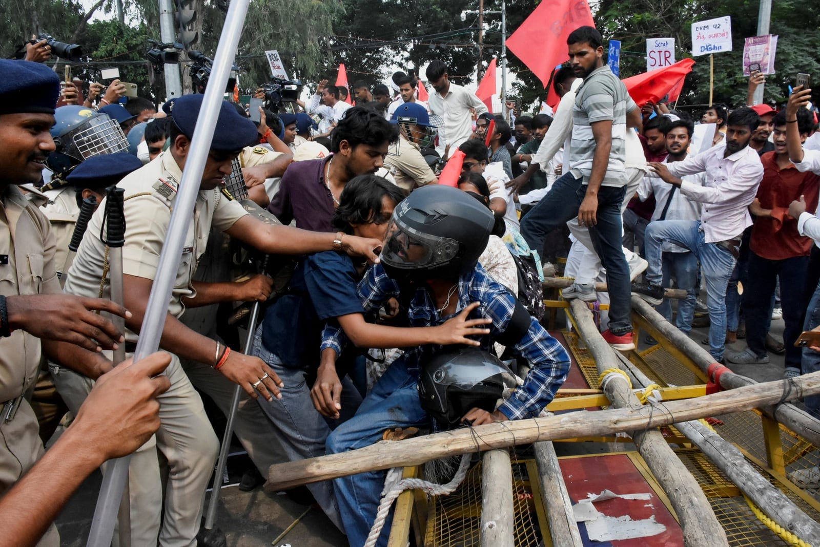 Police personnel scuffle with protesters who crossed the barricades during a protest by the All India Students' Association (AISA) demanding the resignation of India's Chief Election Commissioner, Gyanesh Kumar, in Patna, India, October 13, 2026. REU
