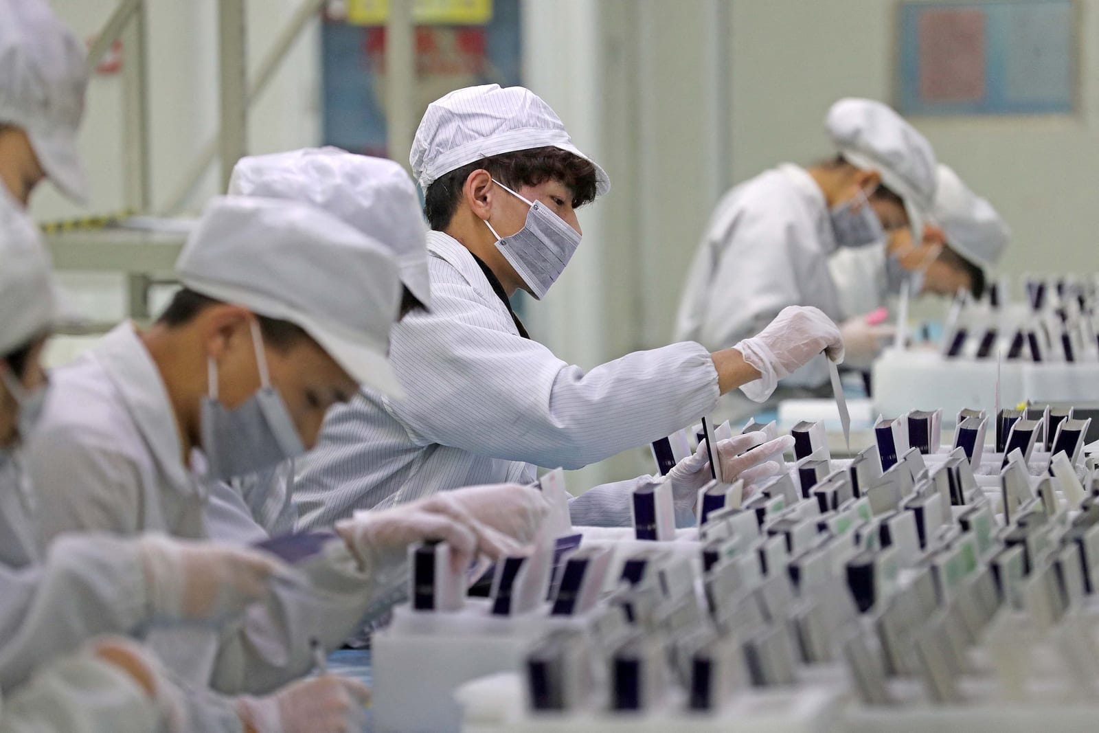 FILE PHOTO: Workers are seen at a production line manufacturing solar photovoltaic components at a factory in Huzhou, Zhejiang province, China February 12, 2019. Lin Yunlong/Zhejiang Daily via REUTERS REUTERS/CHINA STRINGER NETWORK