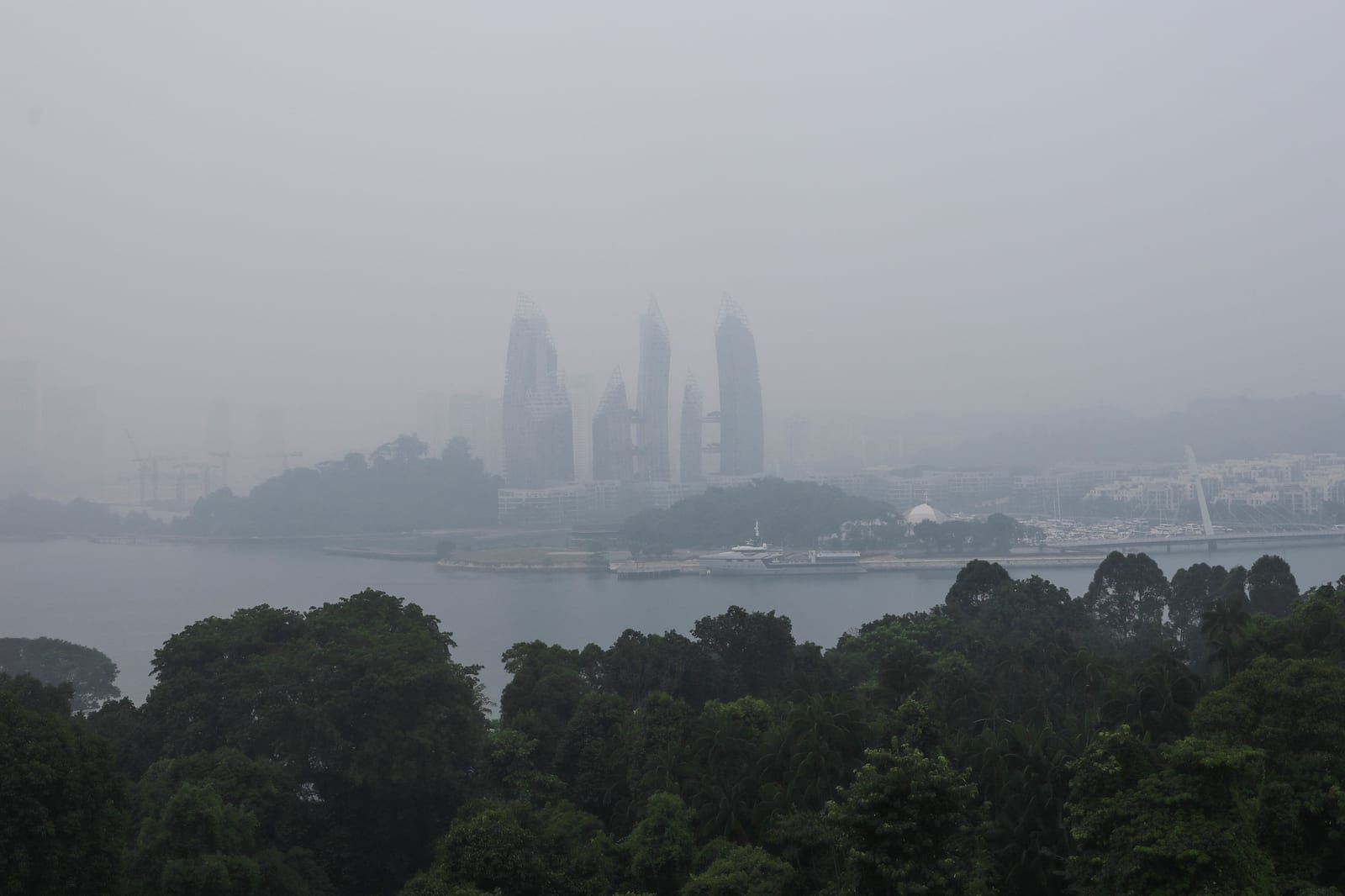 Haze shrouds a luxury condominium at Keppel Bay as smoke from regional forest fires reduces visibility across the island city-state of Singapore, October 14, 2026. REUTERS/Suhaimi Abdullah