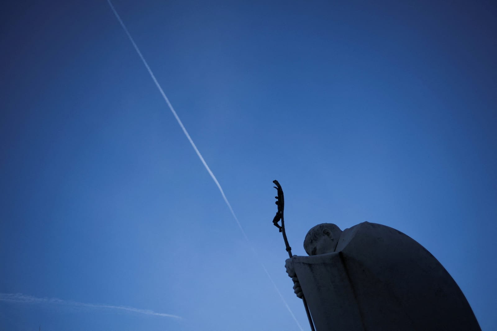 A statue of Pope John Paul II stands outside Gemelli Hospital, after the Vatican said Pope Leo had been diagnosed with lung cancer after surgeons removed a part of his right lung, in Rome, Italy, October 16, 2026. REUTERS/Guglielmo Mangiapane