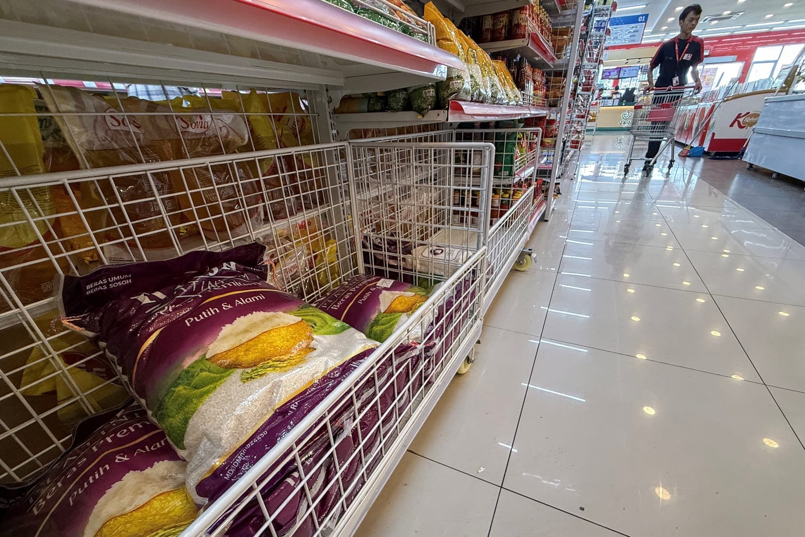 FILE PHOTO: File Photo: 5-kilogram sacks of premium rice, which according to the shopkeeper, have become scarce in recent weeks, are displayed for sale at a supermarket in Jakarta, Indonesia, October 1, 2026. . REUTERS/Willy Kurniawan/File Photo