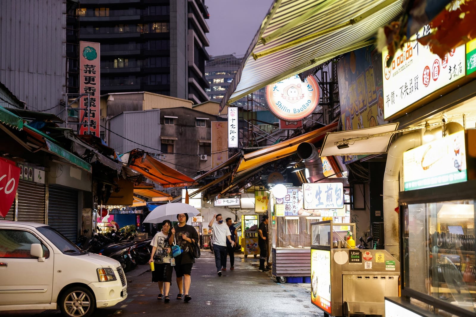 People walk through a market during rainfall as Typhoon Champi approaches, in Taipei, Taiwan, October 22, 2026. REUTERS/Ann Wang