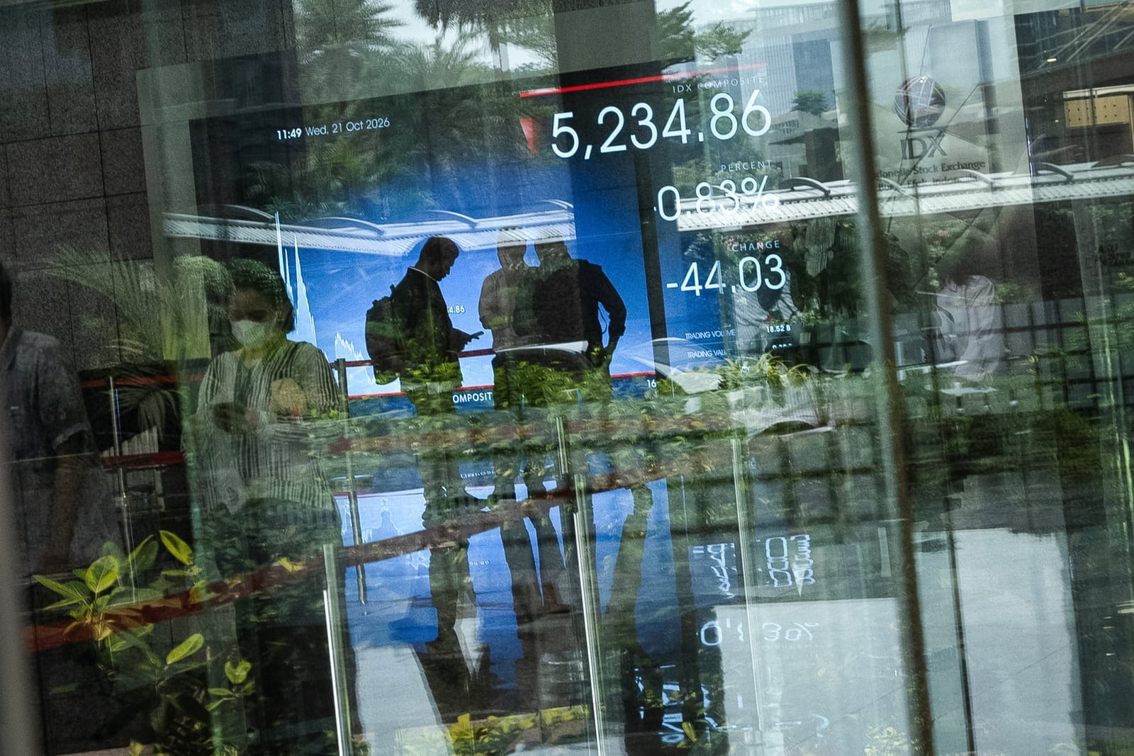 People stand in front of an electronic board showing the stock market index at the Indonesia Stock Exchange (IDX) in Jakarta, Indonesia, October 21, 2026. REUTERS/Willy Kurniawan