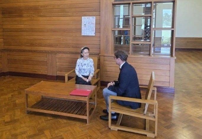 Aung San Suu Kyi Meets Red Cross in First Independent Sign She's Alive in Years post image