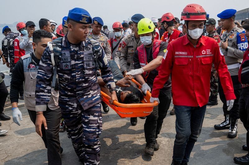 126 Missing as Divers Fight 7-Knot Currents to Reach Sunken Indonesian Ferry post image
