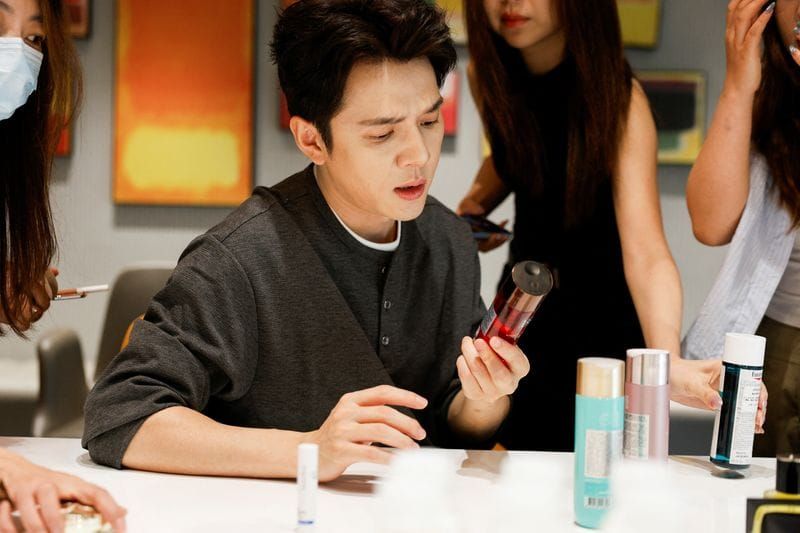 China's 'Lipstick King' Bets on Human Hosts as AI Streamers Cut Costs by 90% post image