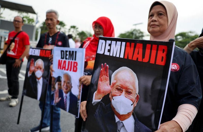 Najib Asks Malaysian Court to Suspend His 15-Year Corruption Sentence post image