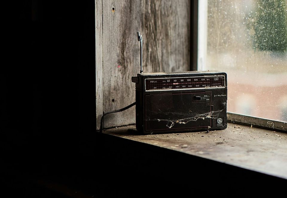 Talkradio zendt 24/7 AI-gegenereerde nieuwsbulletins uit, maar zit het publiek daar wel op te wachten?