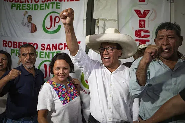 Vocero de Ahora Nación asegura que Juntos por el Perú les ofreció ministerios a cambio de apoyo.