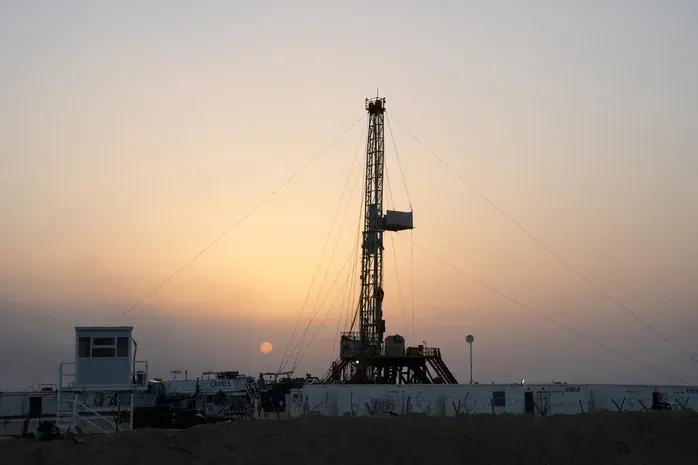 OPEC+ xem xét hoãn việc kế hoạch tăng sản lượng dầu thô vào tháng 4
