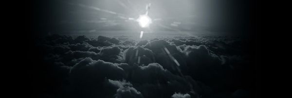 Kuva pilvikerroksen yläpuolelta, aurinko paistaa. 