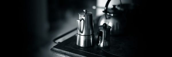 Kuva kahvipannusta hellalla.