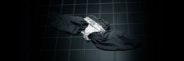 Lapsen alkkarit lattialla.