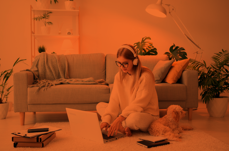 Επαγγελματίας δουλεύει από το σπίτι με laptop και σημειώσεις