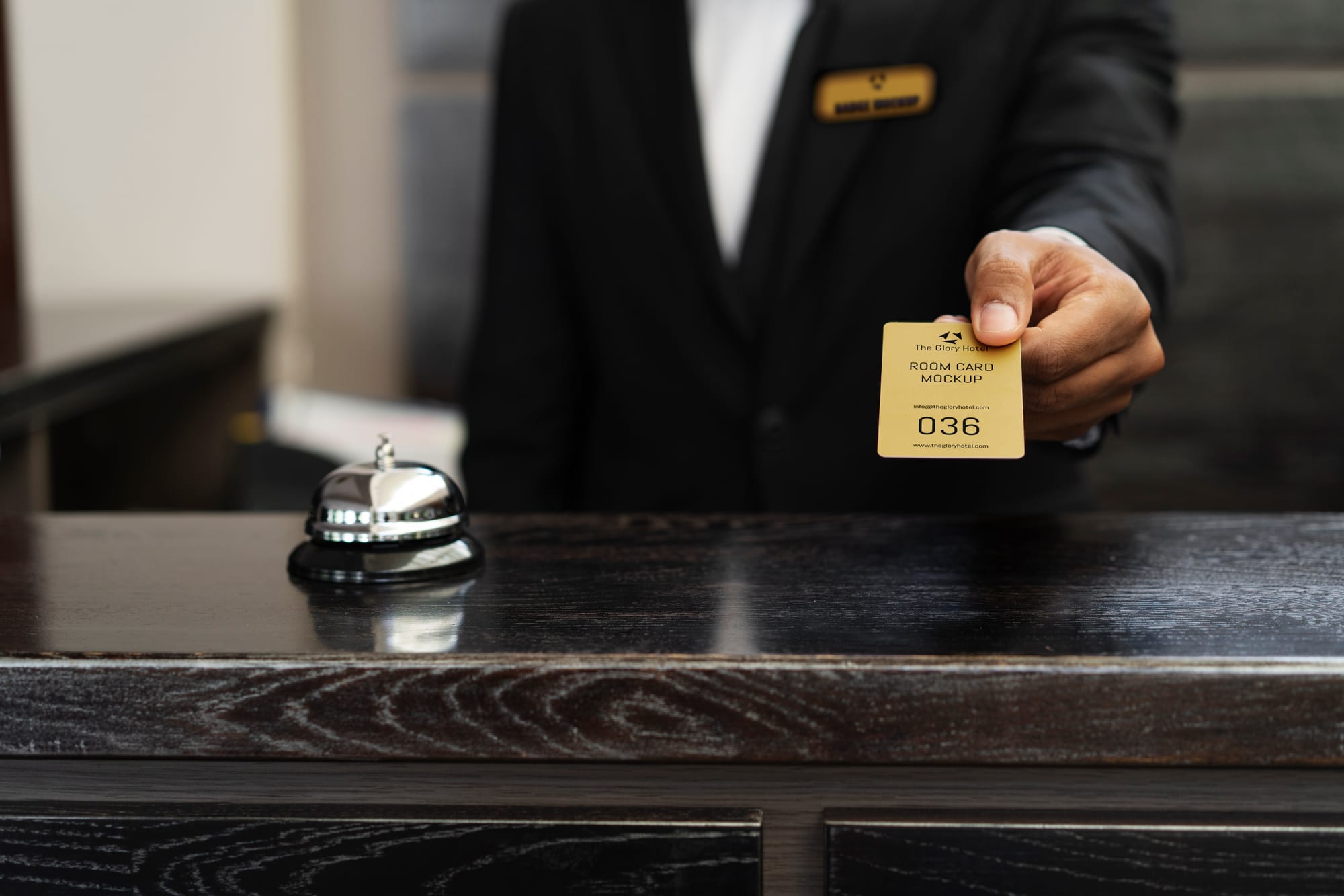 Reception hotel job στην Κύπρο υπάλληλος front office δίνει κάρτα δωματίου σε πελάτη.