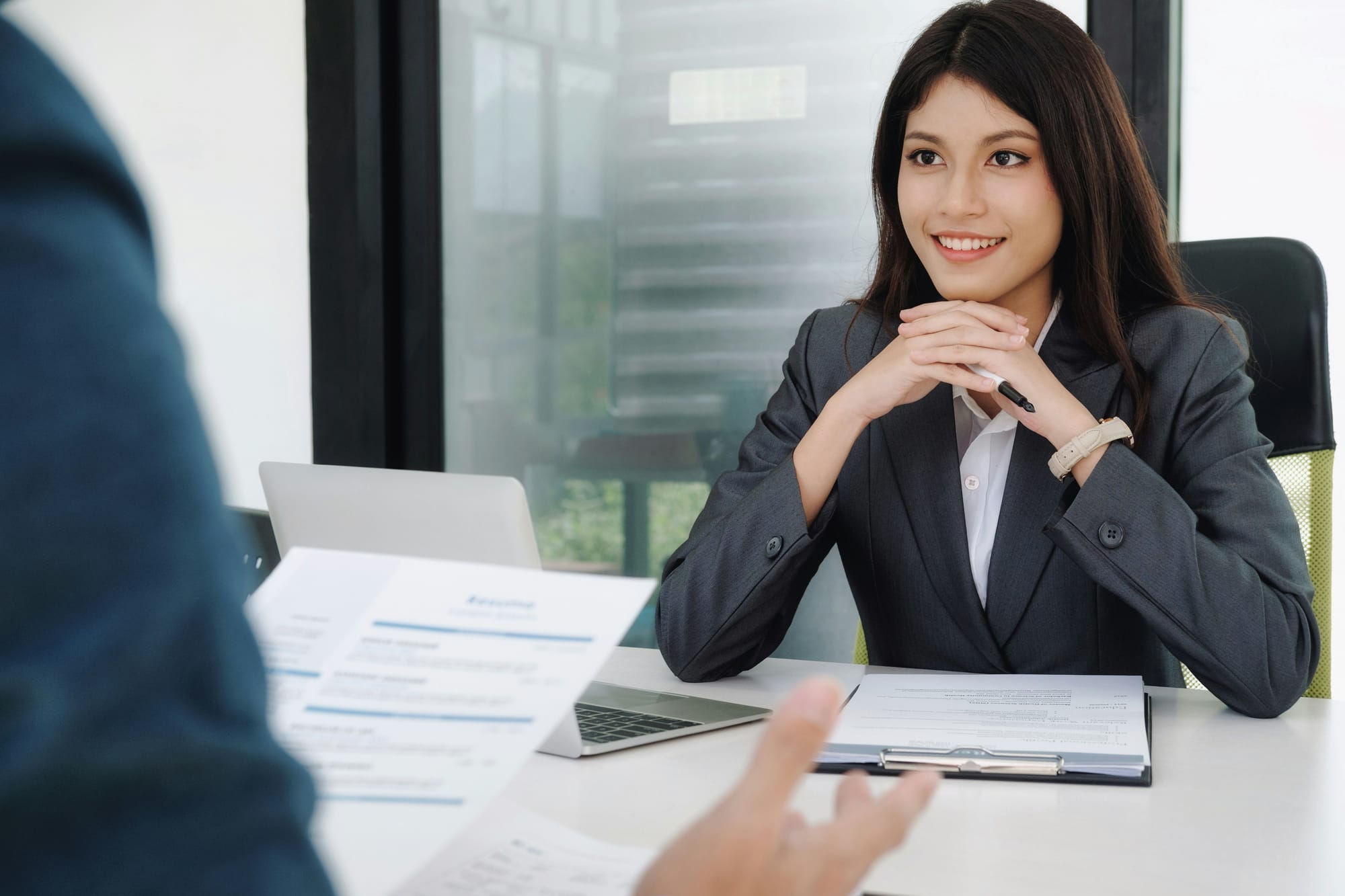 Candidate in a job interview discussing salary expectations under the new EU pay transparency rules.