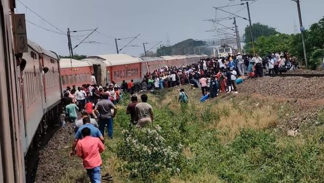 Derailment of the Bangalore Kamakhya express train in India: Bad start time, bad result