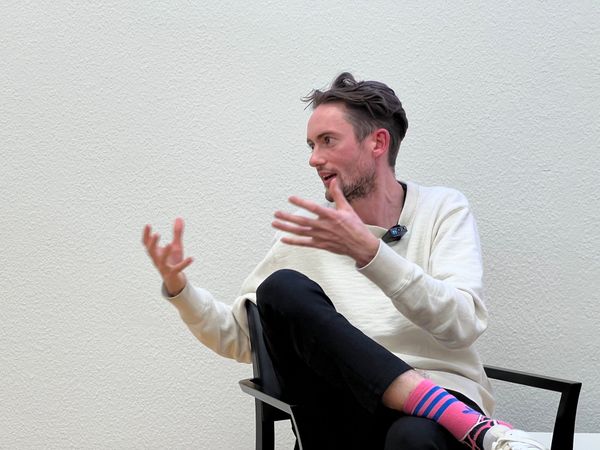 Raphael Reber erklärt auf dem Podium das Self-set-salary-Modell.