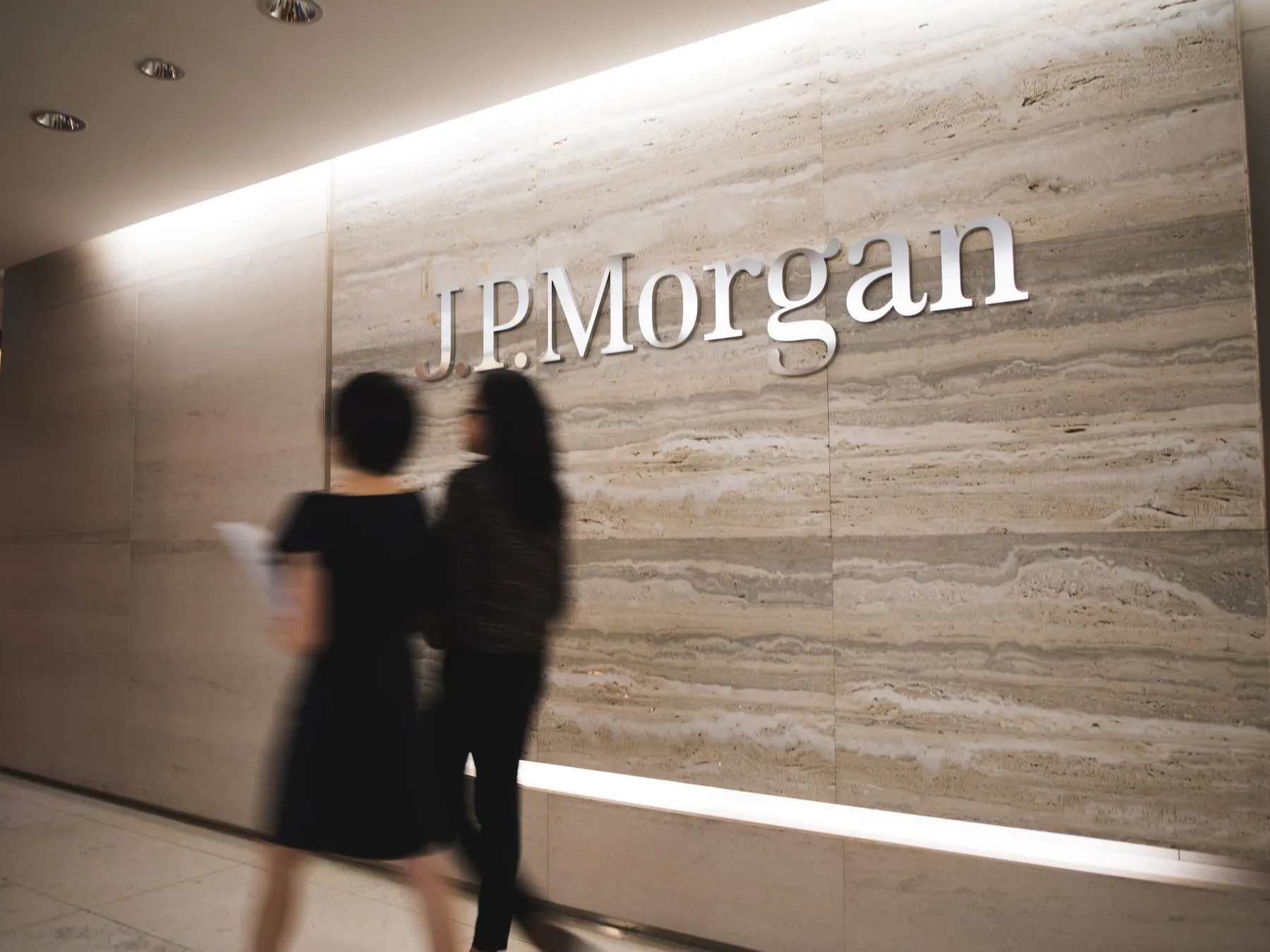 JPMorgan CEO: 300 AI use cases in production, 550PB needs replatforming for cloud