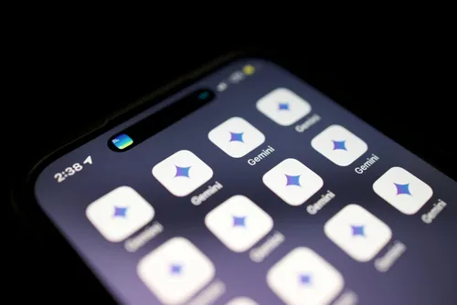 Apple turns to rival Google for AI