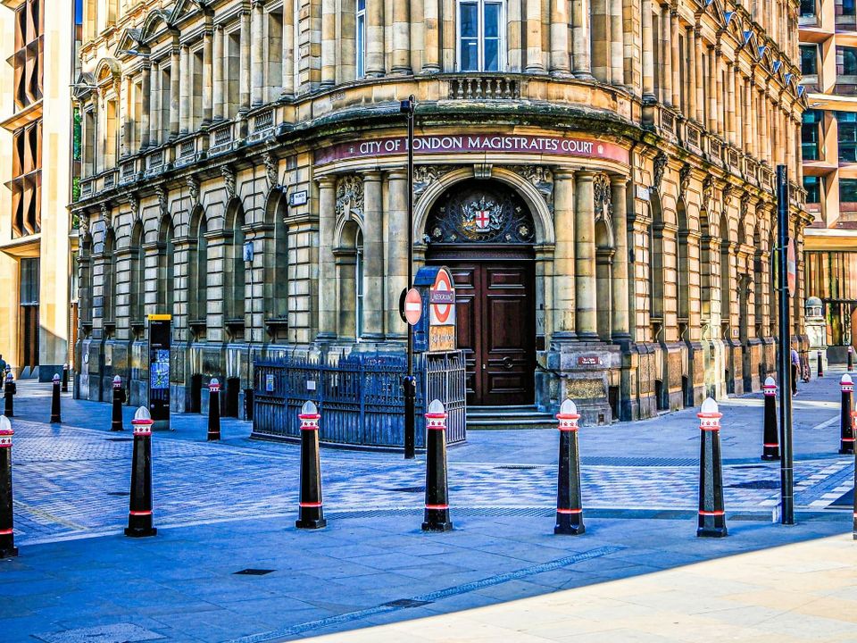 UK summons software providers to pilot device-agnostic digital jury bundles