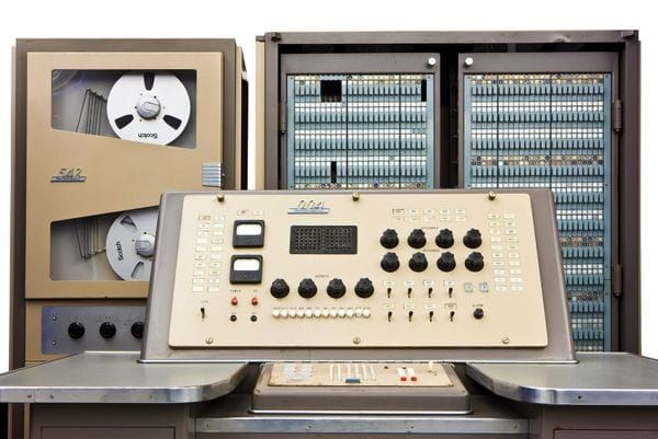 AWS Transform: AI go "brrrrrr" to help ditch VMware! Ditch .NET apps! Ditch mainframes!