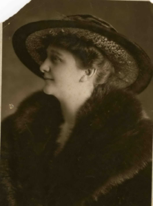 Ida in furs and a hat