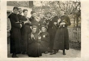 Studenten mit Flaschen