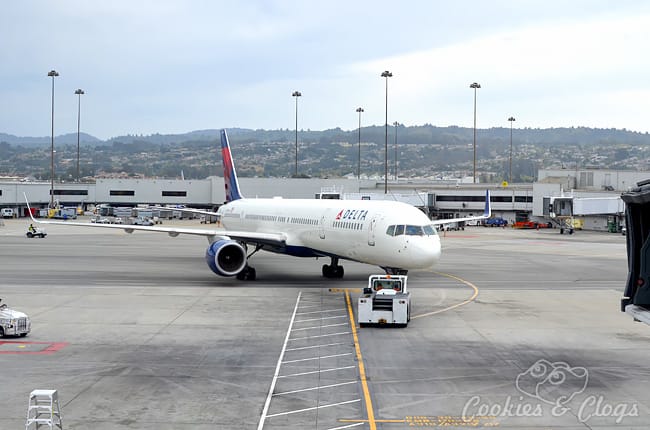 5 travel tips on how I protect my ID while traveling – Plane on runway #LifeLockSafety