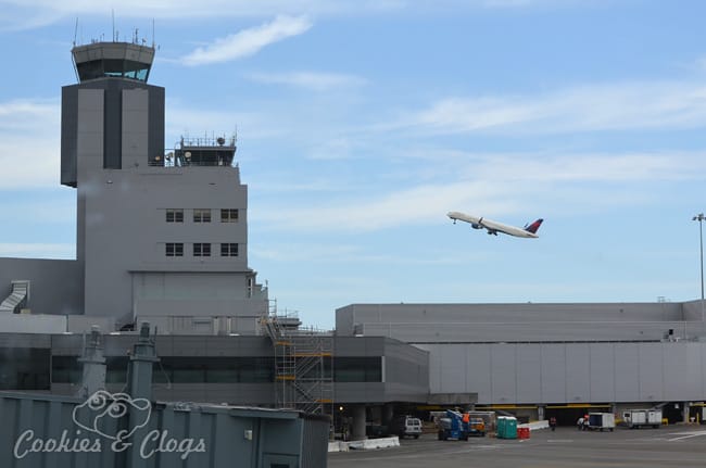 Understanding and How to Use the Unaccompanied Minors Program for Children Flying Alone #travel #kids