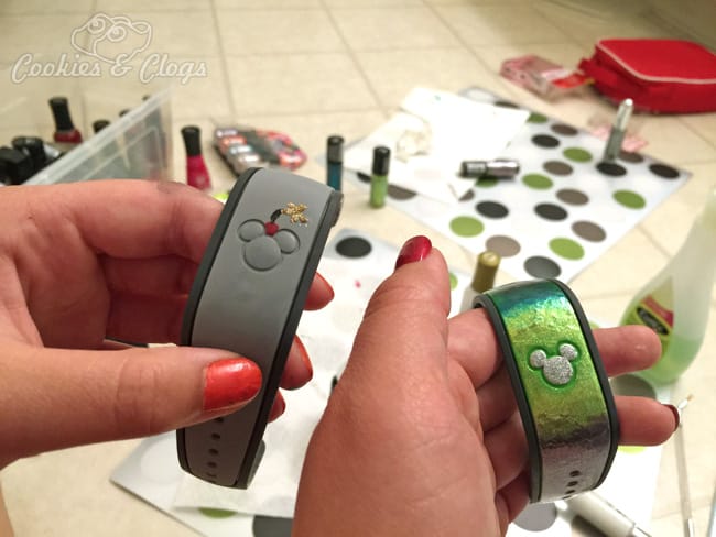 Travel | Travel Tips | Craft | DIY | Use these tips on how to customize your Magic Bands for Walt Disney World. You can simply use polish or order decals. The third point is really important.