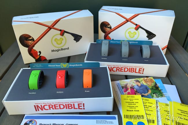 Travel | Travel Tips | Craft | DIY | Use these tips on how to customize your Magic Bands for Walt Disney World. You can simply use polish or order decals. The third point is really important.