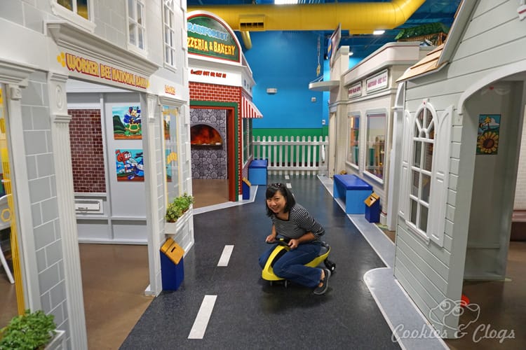 San Francisco Bay Area | Travel | Kids | The new Billy Beez indoor playground is open for families at Westfield Oakridge Mall in San Jose, California. Includes a climbing structures, a mini city for imaginative play for toddlers, cafe certified in dealing with food allergies, and party rooms. Fun for kids and adults / parents.