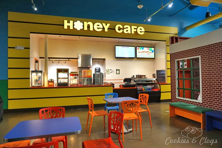 San Francisco Bay Area | Travel | Kids | The new Billy Beez indoor playground is open for families at Westfield Oakridge Mall in San Jose, California. Includes a climbing structures, a mini city for imaginative play for toddlers, cafe certified in dealing with food allergies, and party rooms. Fun for kids and adults / parents.