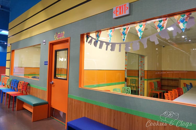 San Francisco Bay Area | Travel | Kids | The new Billy Beez indoor playground is open for families at Westfield Oakridge Mall in San Jose, California. Includes a climbing structures, a mini city for imaginative play for toddlers, cafe certified in dealing with food allergies, and party rooms. Fun for kids and adults / parents.