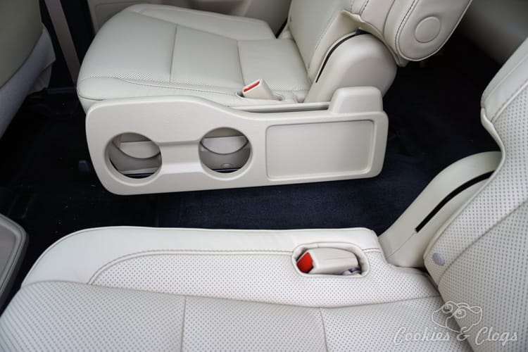 Cars | The 2015 Toyota Highlander Hybrid has the same look outside as its gas engine cousin but there are several differences inside. See if that’s a good or bad thing in this car review.
