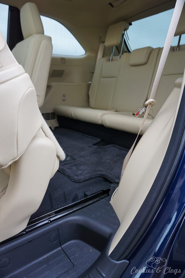 Cars | The 2015 Toyota Highlander Hybrid has the same look outside as its gas engine cousin but there are several differences inside. See if that’s a good or bad thing in this car review.